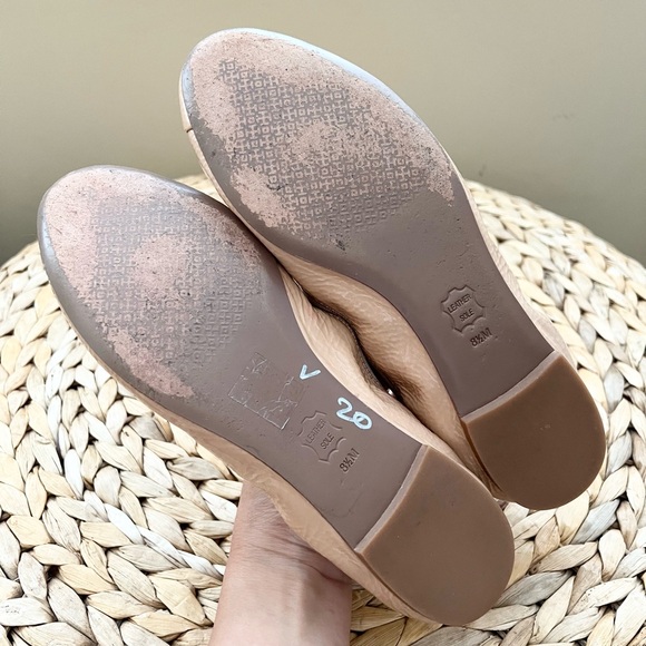 Tory Burch beige patent leather flats with gold monogram logo detail - Picture 7 of 10